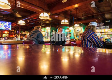 Le pêcheur mange et boit au restaurant Henry's Great Alaskan ; Kodiak ; Alaska ; États-Unis Banque D'Images