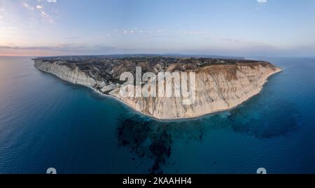 Cape Aspro falaises panorama aérien de drone, Limassol, Chypre Banque D'Images