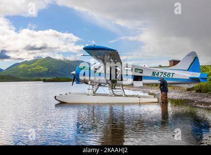 Pilote et guide de Bush Rolan Ruoss ; Sea Hawk Air ; de Havilland ; Beaver ; hydravion ; Île Kodiak; Alaska; États-Unis Banque D'Images