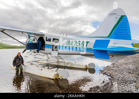 Pilote et guide de Bush Rolan Ruoss ; Sea Hawk Air ; de Havilland ; Beaver ; hydravion ; Île Kodiak; Alaska; États-Unis Banque D'Images