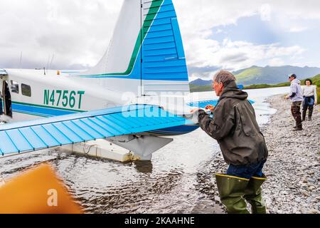 Pilote et guide de Bush Rolan Ruoss ; Sea Hawk Air ; de Havilland ; Beaver ; hydravion ; Île Kodiak; Alaska; États-Unis Banque D'Images