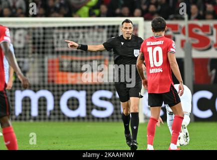 Leverkusen , Allemagne . 1 du 2022 novembre, l'arbitre italien Maurizio Mariani photographié lors d'un match de football entre Bayer Leverkusen et le Club Brugge KV lors du sixième et dernier match du groupe B de la Ligue des champions de l'UEFA pour la saison 2022-2023 , le mardi 1 novembre 2022 à Leverkusen , Allemagne . PHOTO DAVID CATRY | SPORTPIX Banque D'Images