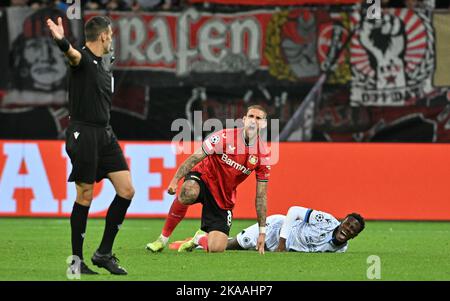 Leverkusen , Allemagne . 1 novembre 2022, Robert Andich (8) de Leverkusen réagit à l'arbitre italien Maurizio Mariani après une faute sur Kamal Sowah (19) du Club Brugge lors d'un match de football entre Bayer Leverkusen et le Club Brugge KV pendant le sixième et dernier match dans le groupe B de la Ligue des champions de l'UEFA pour la saison 2022-2023 , Le mardi 1 novembre 2022 à Leverkusen , Allemagne . PHOTO DAVID CATRY | SPORTPIX Banque D'Images