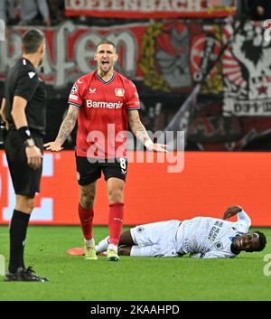 Leverkusen , Allemagne . 1 novembre 2022, Robert Andich (8) de Leverkusen réagit à l'arbitre italien Maurizio Mariani après une faute sur Kamal Sowah (19) du Club Brugge lors d'un match de football entre Bayer Leverkusen et le Club Brugge KV pendant le sixième et dernier match dans le groupe B de la Ligue des champions de l'UEFA pour la saison 2022-2023 , Le mardi 1 novembre 2022 à Leverkusen , Allemagne . PHOTO DAVID CATRY | SPORTPIX Banque D'Images