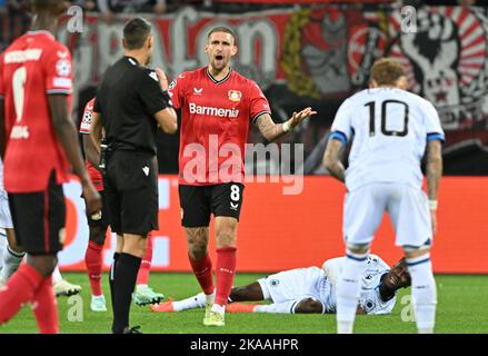 Leverkusen , Allemagne . 1 novembre 2022, Robert Andich (8) de Leverkusen réagit à l'arbitre italien Maurizio Mariani après une faute sur Kamal Sowah (19) du Club Brugge lors d'un match de football entre Bayer Leverkusen et le Club Brugge KV pendant le sixième et dernier match dans le groupe B de la Ligue des champions de l'UEFA pour la saison 2022-2023 , Le mardi 1 novembre 2022 à Leverkusen , Allemagne . PHOTO DAVID CATRY | SPORTPIX Banque D'Images