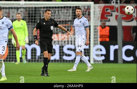 Leverkusen , Allemagne . 1 du 2022 novembre, l'arbitre italien Maurizio Mariani photographié lors d'un match de football entre Bayer Leverkusen et le Club Brugge KV lors du sixième et dernier match du groupe B de la Ligue des champions de l'UEFA pour la saison 2022-2023 , le mardi 1 novembre 2022 à Leverkusen , Allemagne . PHOTO DAVID CATRY | SPORTPIX Banque D'Images