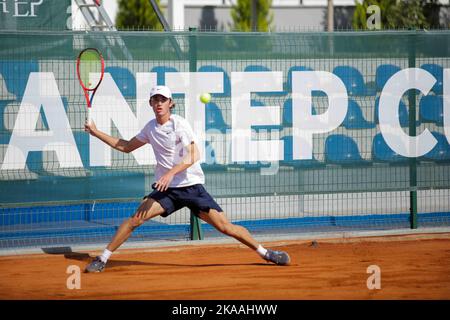 Gaziantep, Turquie. 30th octobre 2022. Le joueur de tennis roumain Nicholas David Ionel rivalise avec le joueur de tennis français Corentil Denolly au complexe de tennis Mehmet ÅžemÅŸik de Gaziantep, lors de la finale du premier tournoi de tennis international dans la ville du sud de la Turquie. Nicholas David Ionel a gagné contre Corentil Denolly 6-2, 6-2 le dimanche, et a ensuite reçu le trophée du maire de la municipalité métropolitaine de Gaziantep Fatma Åžahin, et le président de la Fédération turque de tennis Cengiz Durmus (Credit image: © Zakariya Yahya/IMAGESLIVE via ZUMA Press Wire) Banque D'Images