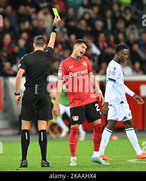 Leverkusen , Allemagne . 1 novembre 2022, Exequiel Palacios (25) de Leverkusen photographié réagissant à l'arbitre italien Maurizio Mariani après avoir reçu une carte jaune lors d'un match de football entre Bayer Leverkusen et Club Brugge KV pendant le sixième et dernier match dans le groupe B de la Ligue des champions de l'UEFA pour la saison 2022-2023 , Le mardi 1 novembre 2022 à Leverkusen , Allemagne . PHOTO DAVID CATRY | SPORTPIX Banque D'Images