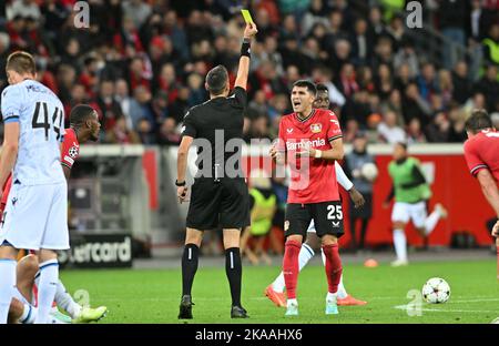 Leverkusen , Allemagne . 1 novembre 2022, Exequiel Palacios (25) de Leverkusen photographié réagissant à l'arbitre italien Maurizio Mariani après avoir reçu une carte jaune lors d'un match de football entre Bayer Leverkusen et Club Brugge KV pendant le sixième et dernier match dans le groupe B de la Ligue des champions de l'UEFA pour la saison 2022-2023 , Le mardi 1 novembre 2022 à Leverkusen , Allemagne . PHOTO DAVID CATRY | SPORTPIX Banque D'Images