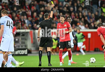 Leverkusen , Allemagne . 1 novembre 2022, Exequiel Palacios (25) de Leverkusen photographié réagissant à l'arbitre italien Maurizio Mariani après avoir reçu une carte jaune lors d'un match de football entre Bayer Leverkusen et Club Brugge KV pendant le sixième et dernier match dans le groupe B de la Ligue des champions de l'UEFA pour la saison 2022-2023 , Le mardi 1 novembre 2022 à Leverkusen , Allemagne . PHOTO DAVID CATRY | SPORTPIX Banque D'Images