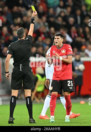 Leverkusen , Allemagne . 1 novembre 2022, Exequiel Palacios (25) de Leverkusen photographié réagissant à l'arbitre italien Maurizio Mariani après avoir reçu une carte jaune lors d'un match de football entre Bayer Leverkusen et Club Brugge KV pendant le sixième et dernier match dans le groupe B de la Ligue des champions de l'UEFA pour la saison 2022-2023 , Le mardi 1 novembre 2022 à Leverkusen , Allemagne . PHOTO DAVID CATRY | SPORTPIX Banque D'Images