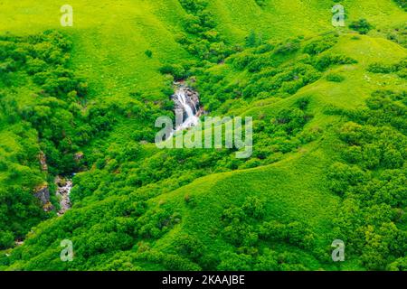 Vue aérienne de la cascade éloignée; île Kodiak; de Havilland; Beaver; hydravion; Alaska, États-Unis Banque D'Images