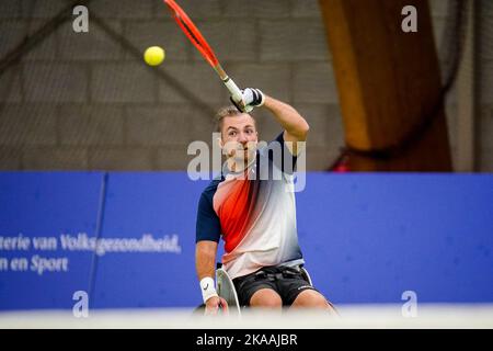 OSS, PAYS-BAS - NOVEMBRE 1 : Sam Schroder, des pays-Bas, joue un rôle de prémain dans son double match avec Niels Vink, des pays-Bas, contre Heath Davidson, de l'Australie, et Robert Shaw, du Canada, au cours du jour 3 des Masters de tennis en fauteuil roulant de l'ITF 2022 au Sportcentrum de Rusheuvel sur 1 novembre 2022, à OSS, aux pays-Bas (Photo de Rene Nijhuis/Orange Pictures) Banque D'Images