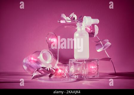 Fond d'automne Biophile. Feuilles de chêne doré déformées par des bocaux en verre transparent, de petites bouteilles. Magenta monochromatique et argent métallique Banque D'Images