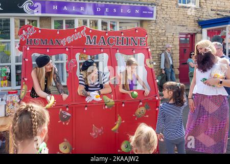 The Human fruit machine at Circus Chater Fair, High Street, Thrapston, Northamptonshire, Angleterre, Royaume-Uni Banque D'Images