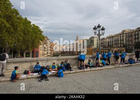 Gérone, Espagne - 21st octobre 2022 : des enfants de Shool dessinant sur le célèbre pont de Pedra de Gérone Banque D'Images