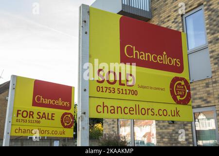 Slough, Royaume-Uni. 28th octobre 2022. Les panneaux de l'agent immobilier sont illustrés à l'extérieur d'un immeuble. Slough est devenu un endroit populaire pour l'achat et le lettin Banque D'Images