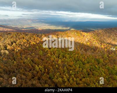 Photo aérienne des montagnes de Géorgie pendant un magnifique coucher de soleil d'automne en direction de Big Canoe Banque D'Images