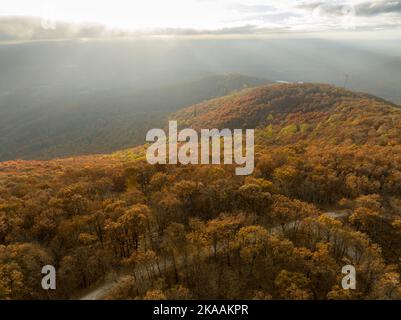 Photo aérienne des montagnes de Géorgie pendant un beau coucher de soleil d'automne avec des rayons du soleil Banque D'Images