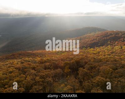 Photo aérienne des montagnes de Géorgie pendant un beau coucher de soleil d'automne avec des rayons du soleil Banque D'Images