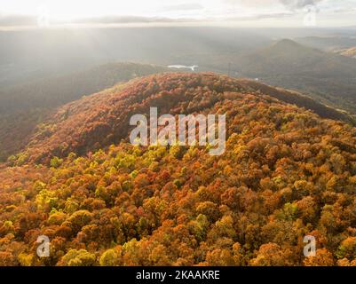 Photo aérienne des montagnes de Géorgie pendant un beau coucher de soleil d'automne avec des rayons du soleil Banque D'Images