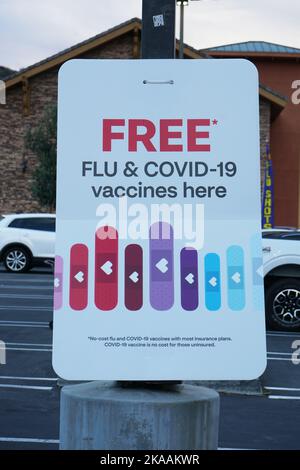 Lac Elsinore, CA, Etats-Unis - 18 octobre 2022: Un signe publicitaire gratuit vaccin contre la grippe et le COVID vu à l'extérieur d'un magasin CVS . Banque D'Images