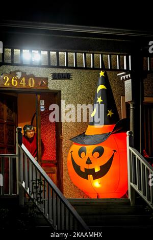 Halloween Night, Trinity Street, East Vancouver, Colombie-Britannique, Canada Banque D'Images