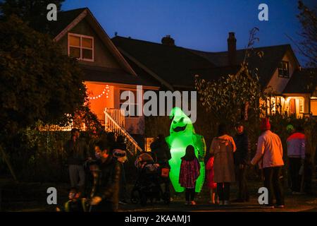 Halloween Night, Trinity Street, East Vancouver, Colombie-Britannique, Canada Banque D'Images