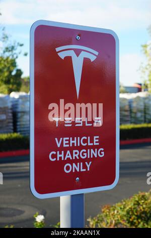 Menifee, CA, Etats-Unis - 31 octobre 2022: Un symbole de charge de véhicule Tesla seulement à une station de recharge. Banque D'Images