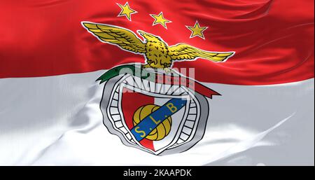 Lisbonne, PT, octobre 2022: Le drapeau de SLB Benfica agitant dans le vent. Benfica est un club sportif portugais basé à Lisbonne, au Portugal, dans la province de S. Banque D'Images