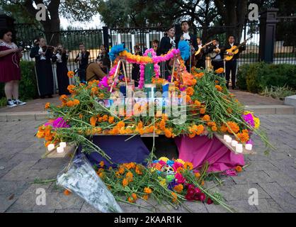 Les familles d'Uvalde se réunissent aux portes de la résidence du gouverneur du Texas pour honorer les 21 victimes du massacre de leurs proches à l'école de 24 mai 2022 Uvalde lors d'une cérémonie traditionnelle Dia de los Muertos à 1 novembre 2022. Les vacances mexicaines traditionnelles se traduisent par « la mort des morts ». Crédit : Bob Daemmrich/Alay Live News Banque D'Images