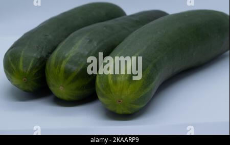 Concombre vert de bonne taille sur fond blanc Banque D'Images