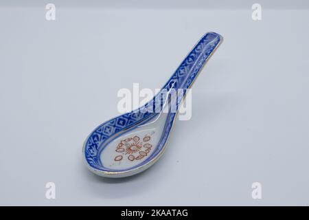 Louches de soupe à motifs asiatiques classiques sur fond blanc Banque D'Images