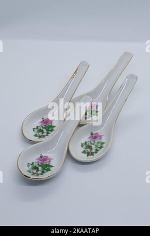 Louches de soupe à motifs asiatiques classiques sur fond blanc Banque D'Images