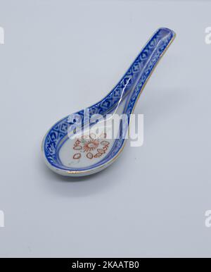 Louches de soupe à motifs asiatiques classiques sur fond blanc Banque D'Images