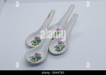 Louches de soupe à motifs asiatiques classiques sur fond blanc Banque D'Images