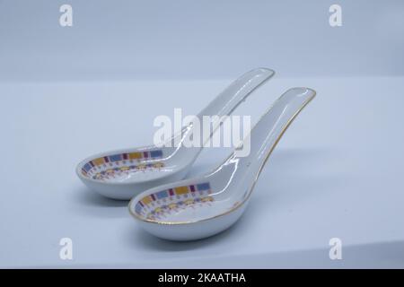 Louches de soupe à motifs asiatiques classiques sur fond blanc Banque D'Images