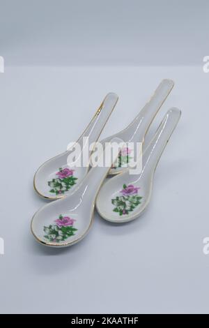 Louches de soupe à motifs asiatiques classiques sur fond blanc Banque D'Images