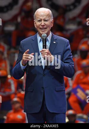 Miami Gardens FL, États-Unis. 01st novembre 2022. LE président AMÉRICAIN Joe Biden parle lors d'un événement de campagne pour l'ancien gouverneur de Floride Charlie Crist qui se présente contre le gouverneur Ron Desantis à l'Université Memorial de Floride sur 1 novembre 2022 dans les jardins de Miami, en Floride. Crédit : Mpi04/Media Punch/Alamy Live News Banque D'Images