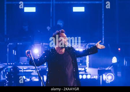 Rome, Italie. 01st novembre 2022. Le chanteur et compositeur Cesare Cremonini joue en direct lors d'un concert au Palazzo dello Sport à Rome. Crédit : SOPA Images Limited/Alamy Live News Banque D'Images