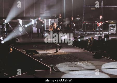 Rome, Italie. 01st novembre 2022. Le chanteur et compositeur Cesare Cremonini joue en direct lors d'un concert au Palazzo dello Sport à Rome. Crédit : SOPA Images Limited/Alamy Live News Banque D'Images