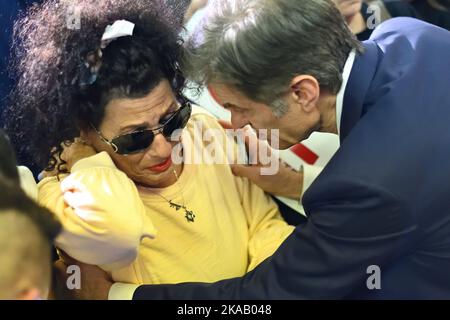 Bensalem, États-Unis. 01st novembre 2022. M. Mehmet Oz, candidat républicain au Sénat américain, a organisé un rassemblement à Bensalem, PA, États-Unis sur 1 novembre. 2022. Avec une semaine restant jusqu'au jour des élections, Oz et son opposition, le candidat démocrate PA Lt. Gov. John Fetterman, organisent des rassemblements autour de l'État Keystone pour trouver un soutien à leurs campagnes dans une cuisse et une course sous surveillance d'un siège du Sénat américain de Pennsylvanie. Crédit : OOgImages/Alamy Live News Banque D'Images