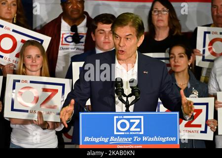 Bensalem, États-Unis. 01st novembre 2022. M. Mehmet Oz, candidat républicain au Sénat américain, parle lors d'un rassemblement à Bensalem, PA, USA sur 1 novembre. 2022. Avec une semaine restant jusqu'au jour des élections, Oz et son opposition, le candidat démocrate PA Lt. Gov. John Fetterman, organisent des rassemblements autour de l'État Keystone pour trouver un soutien à leurs campagnes dans une cuisse et une course sous surveillance d'un siège du Sénat américain de Pennsylvanie. Crédit : OOgImages/Alamy Live News Banque D'Images