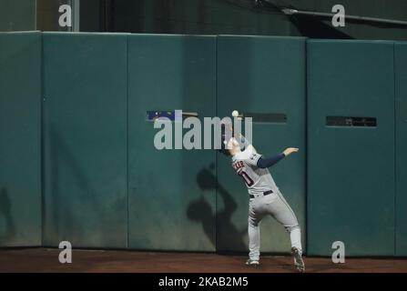 Philadelphie, États-Unis. 01st novembre 2022. Le Fielder de droite d'Astros de Houston Kyle Tucker prend un long trajet de Philadelphie Phillies Alex Bohm dans le huitième repas dans le jeu trois de la série mondiale 2022 à Citizens Bank Park à Philadelphie mardi, 1 novembre 2022. Photo par Ray Stubblebine/UPI crédit: UPI/Alay Live News Banque D'Images