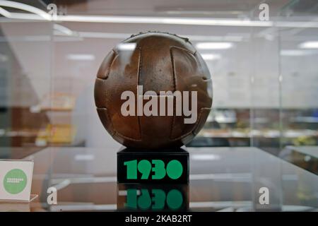 Roumanie. 1st novembre 2022. Une réplique du football officiel de la première coupe du monde organisée par l'Uruguay en 1930 est vue le jour de l'ouverture d'un musée du football à Bucarest, Roumanie, le 1 novembre 2022. Le musée, premier du genre en Roumanie, accueille divers objets de l'histoire du football, des chemises et des bottes appartenant à des joueurs célèbres et divers lieux de loisirs. Credit: Cristian Cristel/Xinhua/Alay Live News Banque D'Images