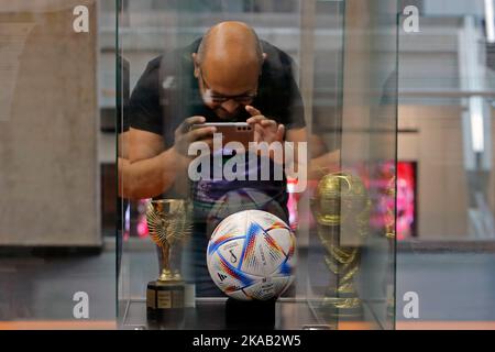 Roumanie. 1st novembre 2022. Un visiteur prend une photo du football officiel de la prochaine coupe du monde de la FIFA, Qatar 2022, le jour d'ouverture d'un musée du football à Bucarest, Roumanie, le 1 novembre 2022. Le musée, premier du genre en Roumanie, accueille divers objets de l'histoire du football, des chemises et des bottes appartenant à des joueurs célèbres et divers lieux de loisirs. Credit: Cristian Cristel/Xinhua/Alay Live News Banque D'Images