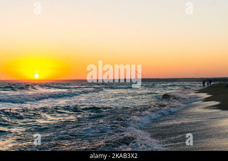 Lever du soleil sur la mer d'Azov, soleil et vagues le matin. Vue avant. Banque D'Images