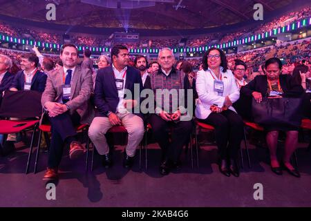 Lisbonne, Portugal. 01st novembre 2022. Le Président du Timor oriental, José Ramos Horta (C) vu dans le public à l'Altice Arena Center Stage pendant la soirée d'ouverture du Sommet Web 2022. La plus grande conférence technologique au monde est de retour à Lisbonne. Pendant quatre jours, les nouvelles tendances technologiques seront discutées et la manière dont elles influenceront nos vies. 70 000 personnes sont attendues à l'événement. Crédit : SOPA Images Limited/Alamy Live News Banque D'Images