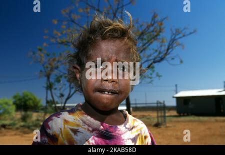 Jeune enfant DE LA COMMUNAUTÉ AUTOCHTONE YUELAMU ASSISTANT À L'ÉCOLE MOUNT ALLAN DANS LE TERRITOIRE DU NORD, Australie. Banque D'Images