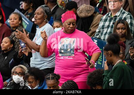 Detroit, États-Unis. 29th octobre 2022. Les supporters assistent au rassemblement Get Out the vote à Detroit. Les démocrates du Michigan tiennent un rassemblement de sortie du vote pour le gouverneur Gretchen Whitmer avec le président Barack Obama avant les élections de mi-mandat de 2022. (Photo par Dominick Sokotooff/SOPA Images/Sipa USA) crédit: SIPA USA/Alay Live News Banque D'Images